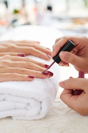 Semi-permanent hand treatment with manicure