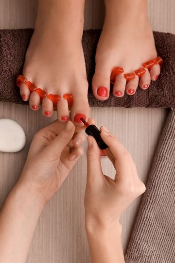 Semi-permanent foot polish with aesthetic pedicure